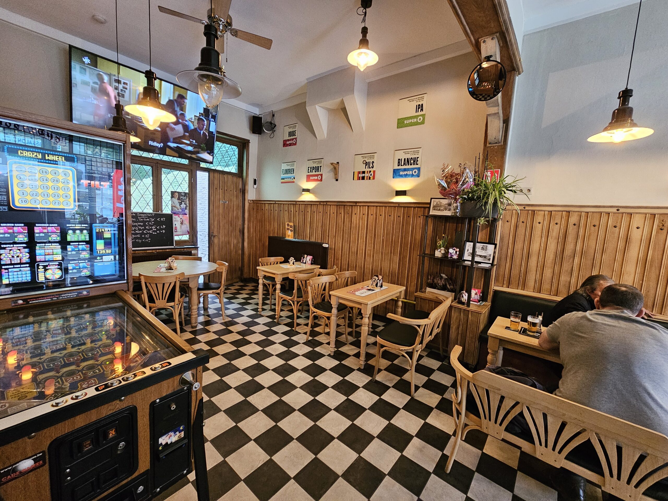 Het gezellige interieur van café De Oude Tijd in de Bonenwijk