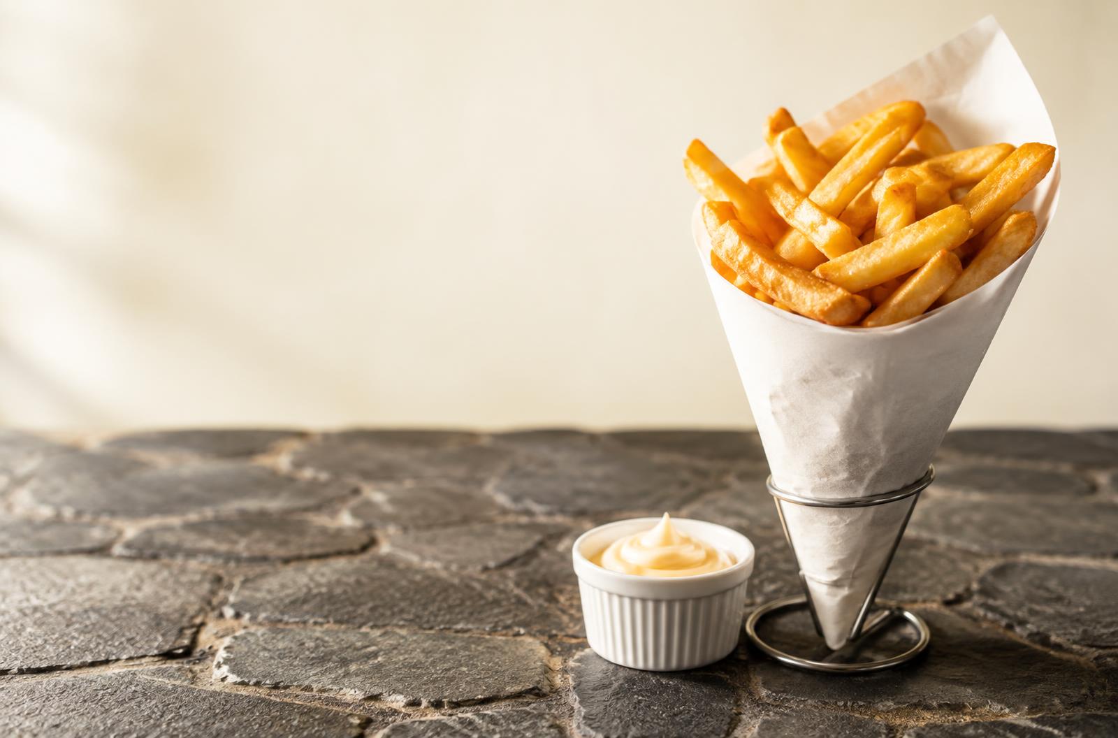 Goudgele Belgische frieten met mayonaise